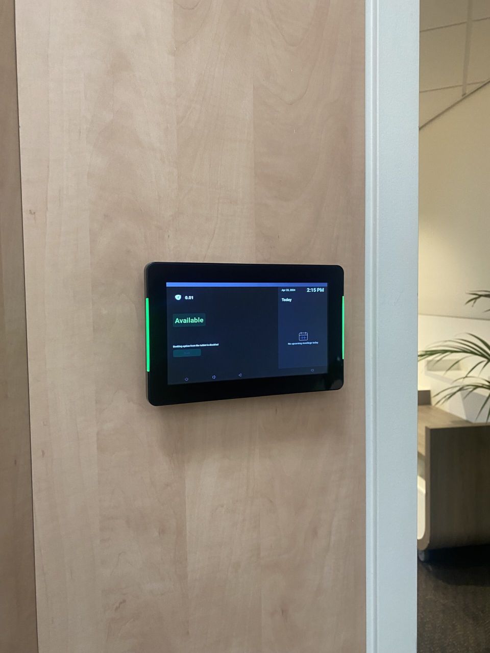 Ontdek hoe Regina Coeli, ook bekend als de Nonnen uit Vught, de efficiëntie van hun lesruimtes transformeert met Ysmart’s Smart Workplace technologie. Deze foto toont interactieve displays en IoT-sensoren in actie, waardoor realtime inzicht in kamerbezetting mogelijk is. Ideaal voor onderwijsinstellingen die streven naar optimalisatie en technologische innovatie in ruimtebeheer.