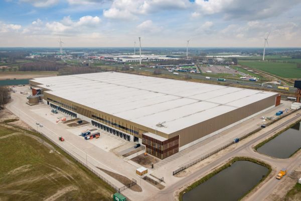 Ysmart ontwikkelt een geavanceerde DALI lichtmanagementoplossing voor DC Treeport Logistics in Hazeldonk, met meer dan 200 sensoren en smart gateways. Deze duurzame oplossing ondersteunt de BREEAM-ambitie en optimaliseert de energie-efficiëntie van de distributiecentra.