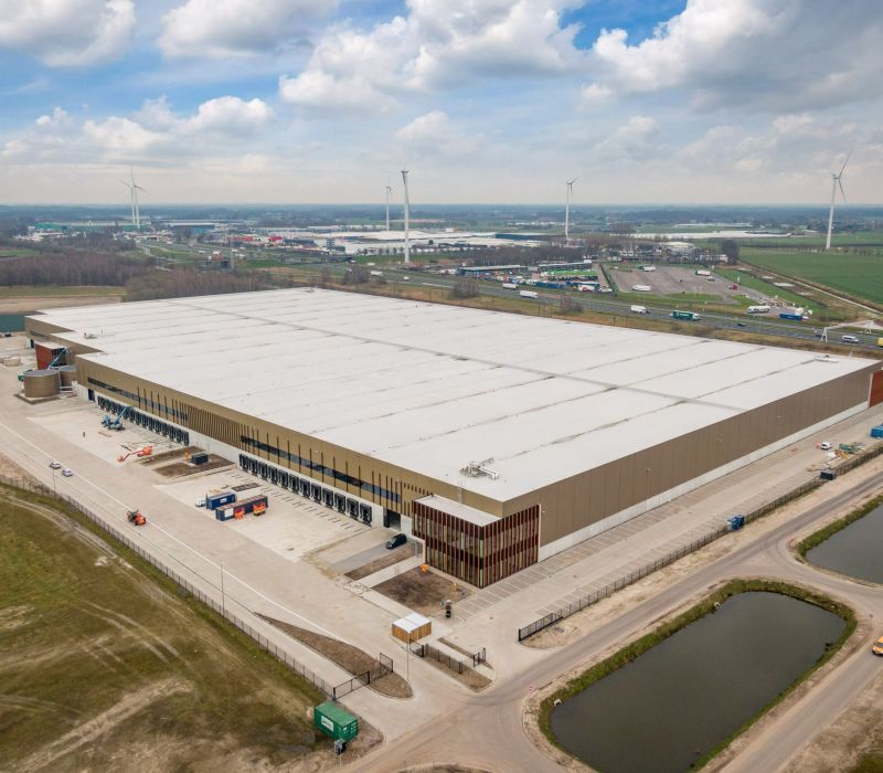 Ysmart ontwikkelt een geavanceerde DALI lichtmanagementoplossing voor DC Treeport Logistics in Hazeldonk, met meer dan 200 sensoren en smart gateways. Deze duurzame oplossing ondersteunt de BREEAM-ambitie en optimaliseert de energie-efficiëntie van de distributiecentra.