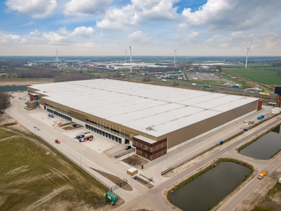 Ysmart ontwikkelt een geavanceerde DALI lichtmanagementoplossing voor DC Treeport Logistics in Hazeldonk, met meer dan 200 sensoren en smart gateways. Deze duurzame oplossing ondersteunt de BREEAM-ambitie en optimaliseert de energie-efficiëntie van de distributiecentra.