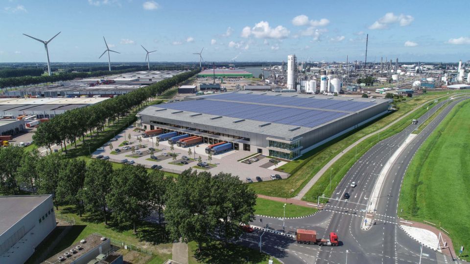 Intelligentie in elke lichtstraal: Het centraal lichtmanagement systeem van Ysmart in de BINK Smartlog faciliteiten, ontworpen voor energie-efficiëntie en optimaal gebruikersgemak.